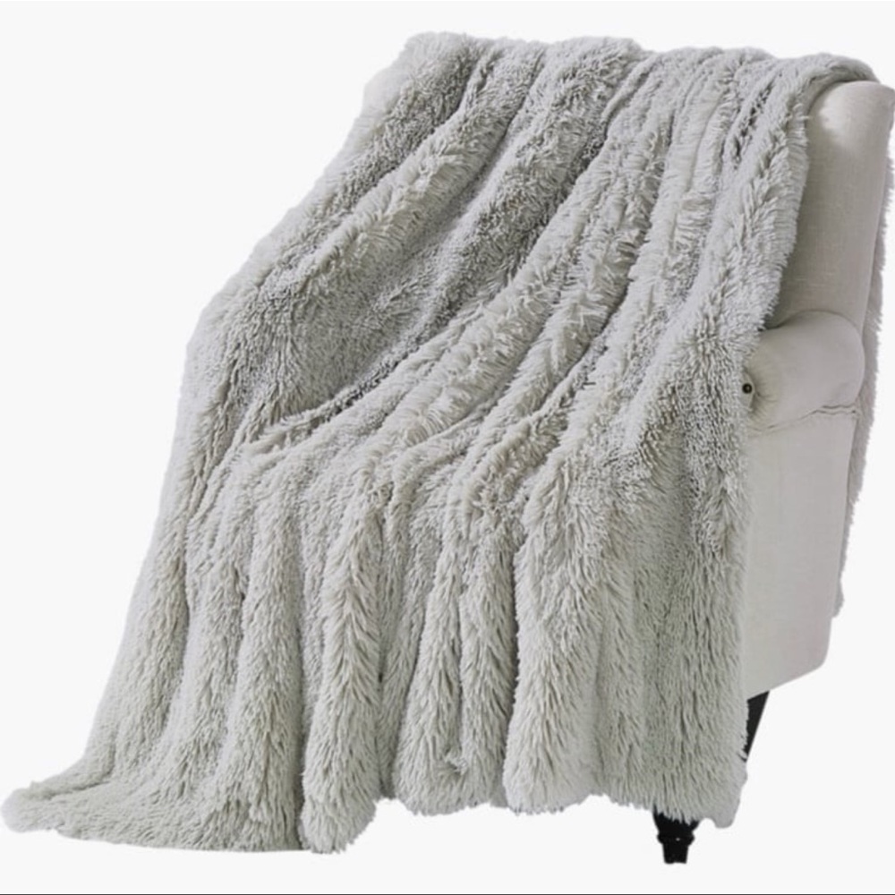 BCBGMAXAZRIA OVERSIZED SHAG REVERSE TO PLUSH THROW 50"x70'